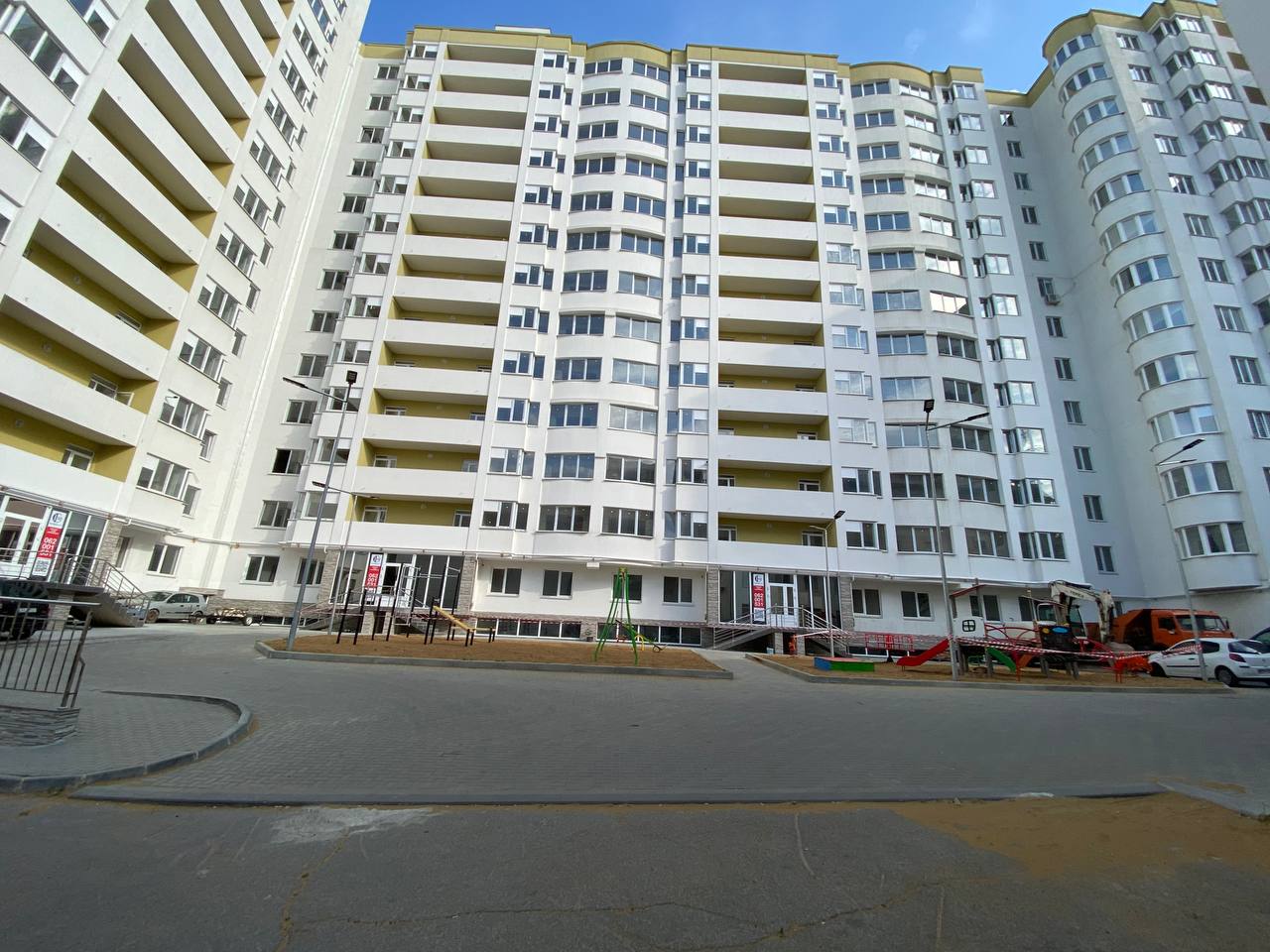 Curtea interioară a Complexului Teatral cu loc de joacă