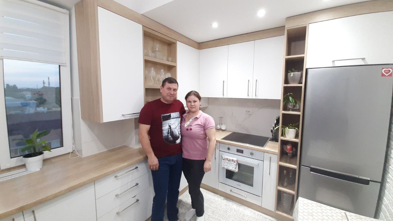 Familie fericită în noul apartament din Complexul Teatral